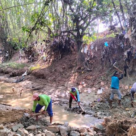 PEMBANGUNAN CEKDAM SUNGAI UNTUK KETAHANAN PANGAN